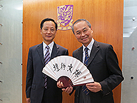 Prof. Shi Yajun (left), Party Secretary of China University of Political Science and Law, exchanges souvenirs with Prof. Fok Tai-fai, Pro-Vice-Chancellor of CUHK